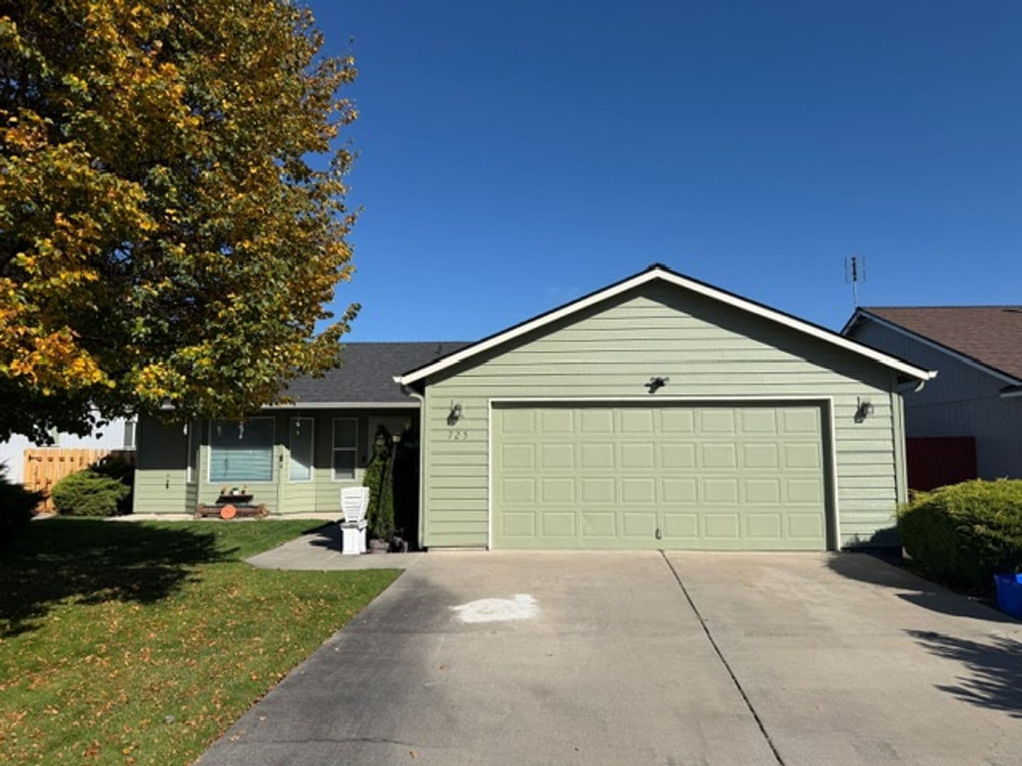 725 NE Oak Pl. - Photo 3