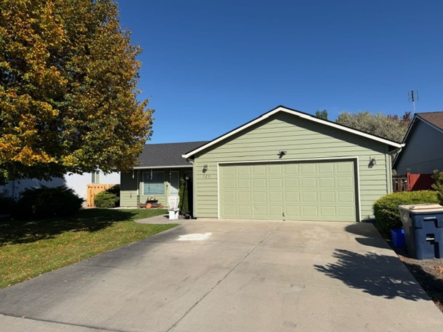 725 NE Oak Pl. - Photo 2